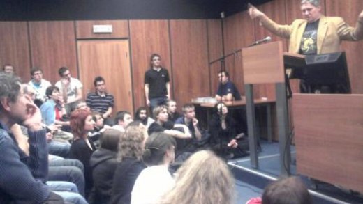 Přednáška o černých dírách přilákala na tři stovky posluchačů